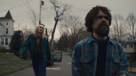 Peter Dinklage y Elle Fanning protagonizan Ahora estamos solos (2018).