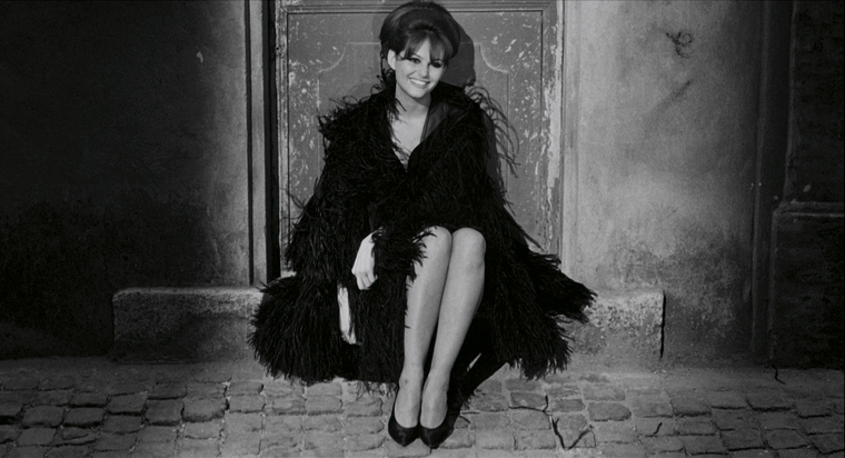 Claudia Cardinale como la musa del filme de Fellini. Claudia Cardinale como la musa del filme de Fellini.