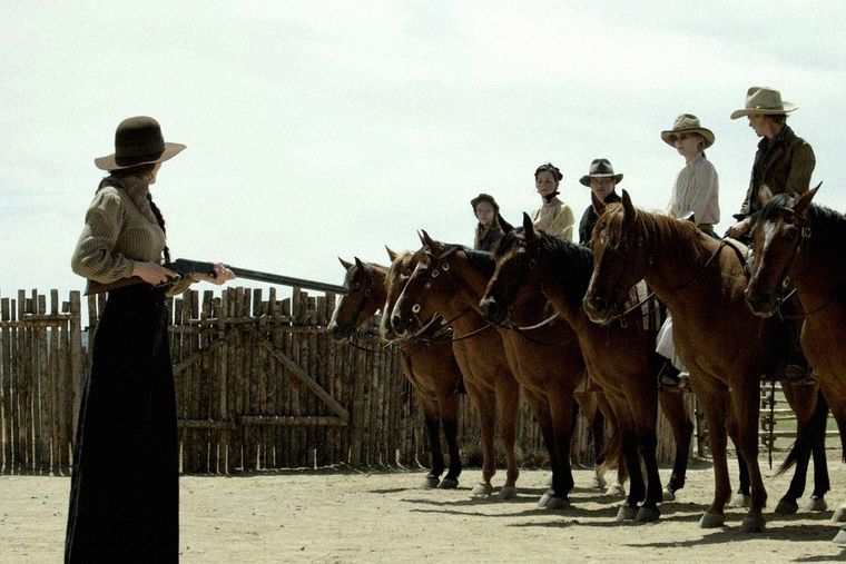 Godless es una serie que honra la tradición del western, pero se atreve a cuestionar sus viejas jerarquías narrativas, con un elenco notable y una producción de alto nivel. Godless es una serie que honra la tradición del western, pero se atreve a cuestionar sus viejas jerarquías narrativas, con un elenco notable y una producción de alto nivel.