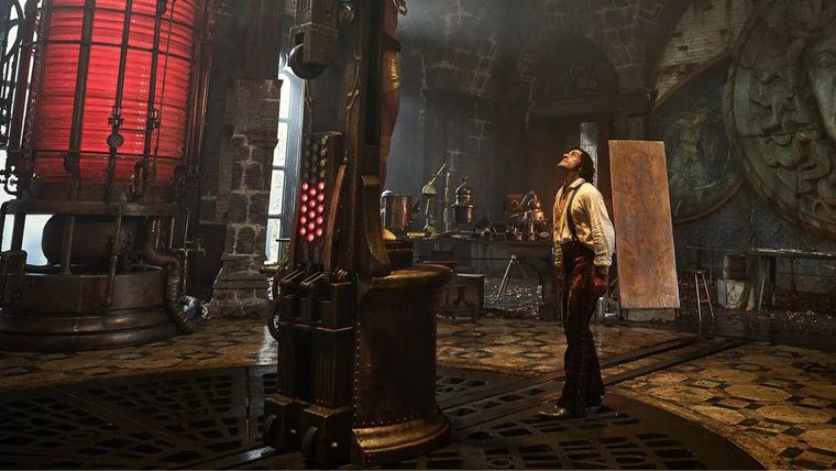 Víctor Frankenstein, interpretado por Oscar Isaac, contempla con ternura a su creación en el laboratorio. Víctor Frankenstein, interpretado por Oscar Isaac, contempla con ternura a su creación en el laboratorio.