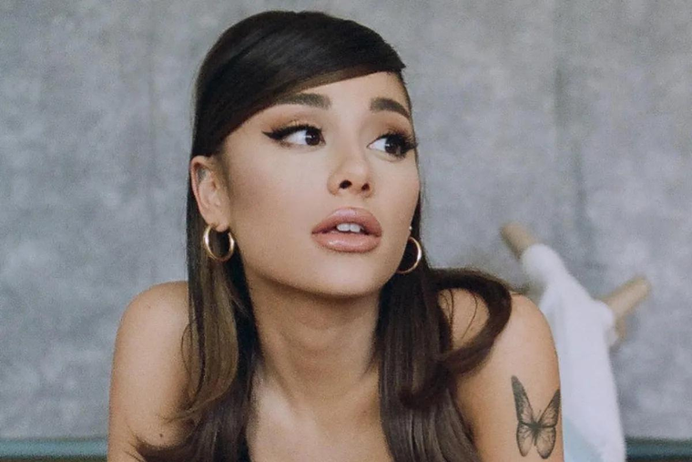 Ariana Grande finalmente se divorció de Dalton Gomez.