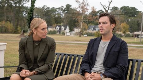 Nicholas Hoult y Toni Collette se reencuentran en lo último de Clint Eastwood