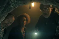 Los hermanos Duffer son productores de la serie. Los hermanos Duffer son productores de la serie.