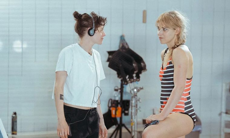 Kristen Stewart junto a Imogen Poots en el set de filmación de The Chronology of Water. Kristen Stewart junto a Imogen Poots en el set de filmación de The Chronology of Water.