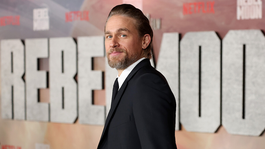 Charlie Hunnam protagonizará la temporada 3 de Monsters