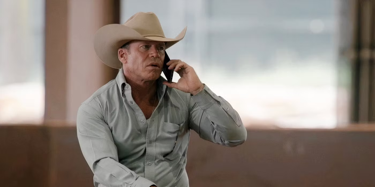 Taylor Sheridan, además de ser el creador de Yellowstone, interpreta a Travis Wheatley en la exitosa serie. Taylor Sheridan, además de ser el creador de Yellowstone, interpreta a Travis Wheatley en la exitosa serie.