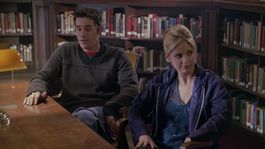 Sarah Michelle Gellar junto a Nicholas Brendon en Buffy, la Cazavampiros. Sarah Michelle Gellar junto a Nicholas Brendon en Buffy, la Cazavampiros.