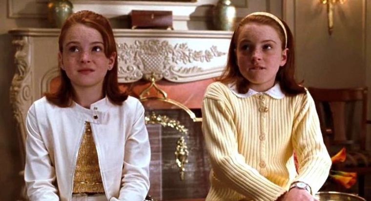 Éxito inusitado al momento de su estreno, Juego de gemelas sigue a dos hermanas que se reencuentran en un campamento de verano y deciden cambiar sus lugares. Éxito inusitado al momento de su estreno, Juego de gemelas sigue a dos hermanas que se reencuentran en un campamento de verano y deciden cambiar sus lugares.