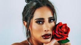 a kim shantal se le abrio el saco y casi ensena de mas