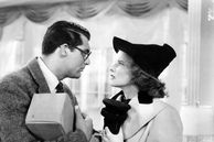 Cary Grant y Katherine Hepburn en esta inolvidable comedia romántica Cary Grant y Katherine Hepburn en esta inolvidable comedia romántica