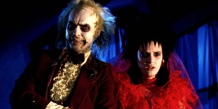 Michael Keaton y Winona Ryder en Beetlejuice (1988), dirigida por Tim Burton.