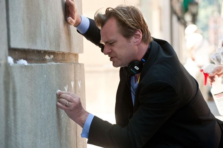 Christopher Nolan marcando la señal del murciélago en TDKR (2012)