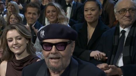 Nicholson sorprendió a todos al asistir al 50 aniversario de Saturday Night Live