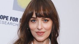 Dakota Johnson reveló cómo Chris Martin la ayudó a luchar contra la depresión.