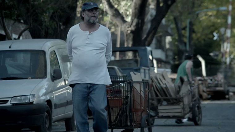 Luis Luque es el Chino en la serie Cartoneros