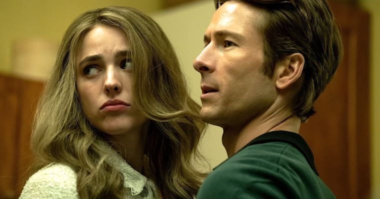 Margaret Qualley y Glen Powell en Jugada maestra.&nbsp;