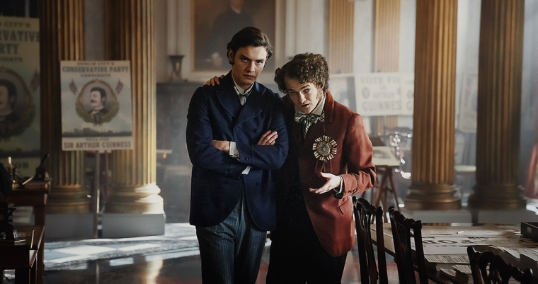 Louis Partridge y Jack Gleeson en La casa Guinness. Louis Partridge y Jack Gleeson en La casa Guinness. 
