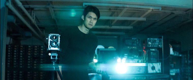 Harry Shum Jr. es el protagonista de Transmisiones siniestras. Harry Shum Jr. es el protagonista de Transmisiones siniestras.