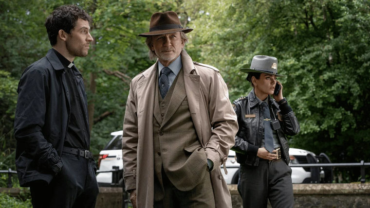 Benoit Blanc sale airoso una vez más y logra resolver el crimen. Benoit Blanc sale airoso una vez más y logra resolver el crimen.