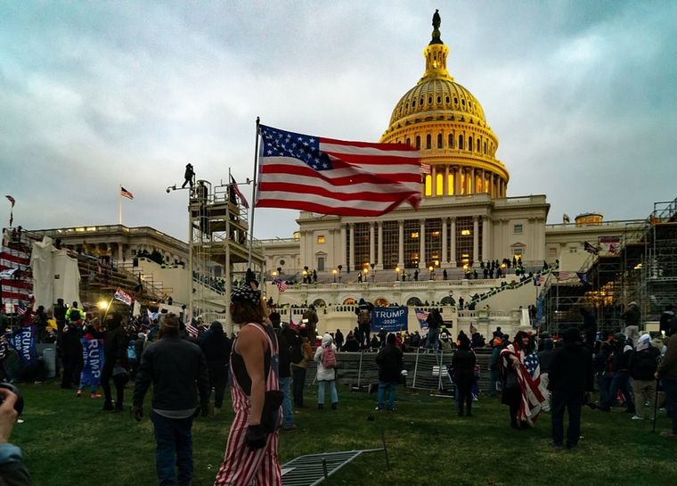 Los manifestantes en las puertas de Capitolio