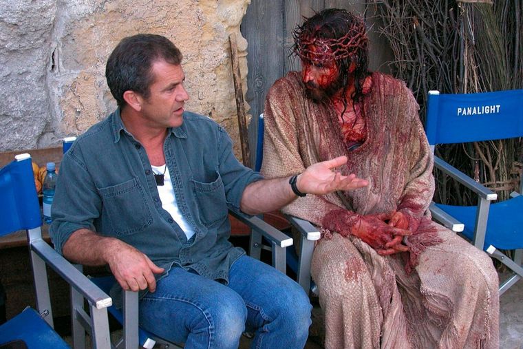 Jim Caviezel como Jesús de Nazaret junto a Mel Gibson en el rodaje de La Pasión de Cristo. Jim Caviezel como Jesús de Nazaret junto a Mel Gibson en el rodaje de La Pasión de Cristo.