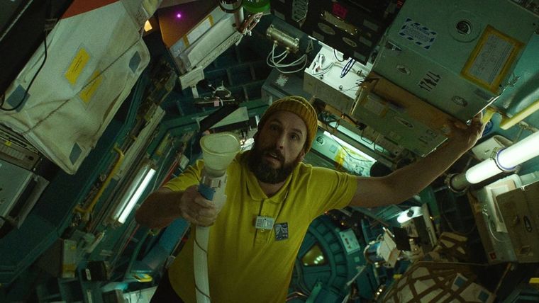 Adam Sandler protagoniza El astronauta, uno de los estrenos destacados de la semana