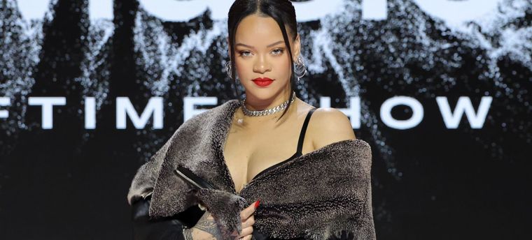 Rihanna da algunas pistas sobre su regreso a los escenarios en el medio tiempo del Super Bowl