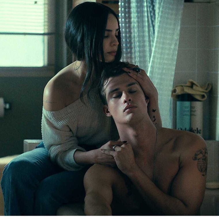 La gran química entre Sofia Carson y Nicholas Galitzine hace que este drama romántico de Netflix logre traspasar la pantalla, haciendo que el espectador sienta que sus personajes van sintiendo mientras atraviesan juntos la tragedia. La gran química entre Sofia Carson y Nicholas Galitzine hace que este drama romántico de Netflix logre traspasar la pantalla, haciendo que el espectador sienta que sus personajes van sintiendo mientras atraviesan juntos la tragedia.