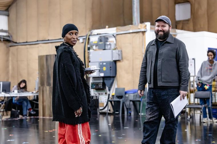 Cynthia Erivo se encuentra en el West End ensayando para la nueva nueva versión de Drácula en donde interpreta 23 personajes. Cynthia Erivo se encuentra en el West End ensayando para la nueva nueva versión de Drácula en donde interpreta 23 personajes.