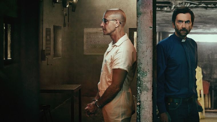 La serie está protagonizada por Stanley Tucci y David Tennant.