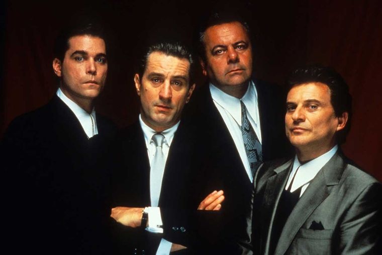 Ray Liotta, Robert De Niro, Joe Pesci, Lorraine Bracco y Paul Sorvino protagonizan Buenos muchachos (1990).