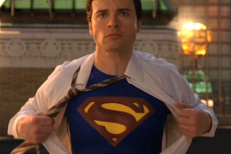 La escena con la que cierra Smallville muestra a Clark Kent con el icónico traje listo para salvar a la Humanidad.