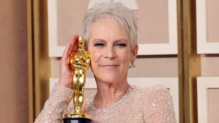 Jamie Lee Curtis junto a su Oscar