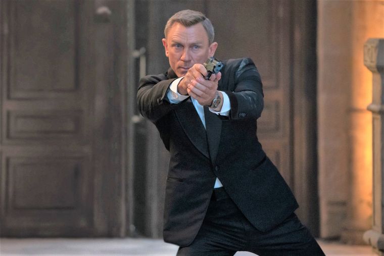 Además de los posters, Amazon editó el logo de James Bond, eliminando, también, la pistola que se formaba en el 007.