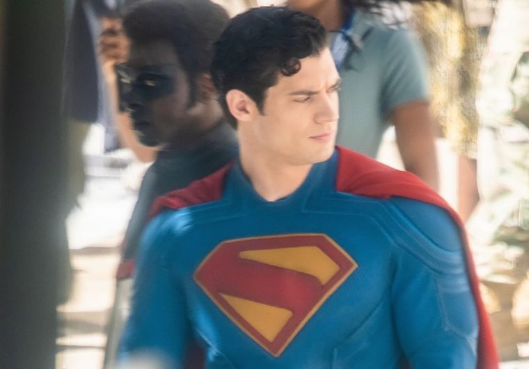 Superman (David Corenswet) y Mr. Terrific (Edi Gathegi)