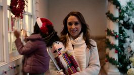 Nieve artificial e invierno en pleno verano, así son los rodajes de los clásicos de Navidad de Hallmark. Nieve artificial e invierno en pleno verano, así son los rodajes de los clásicos de Navidad de Hallmark.