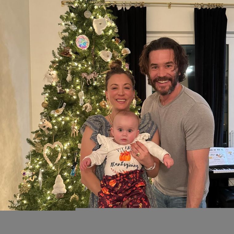 Kaley Cuoco junto a su hija y su esposo