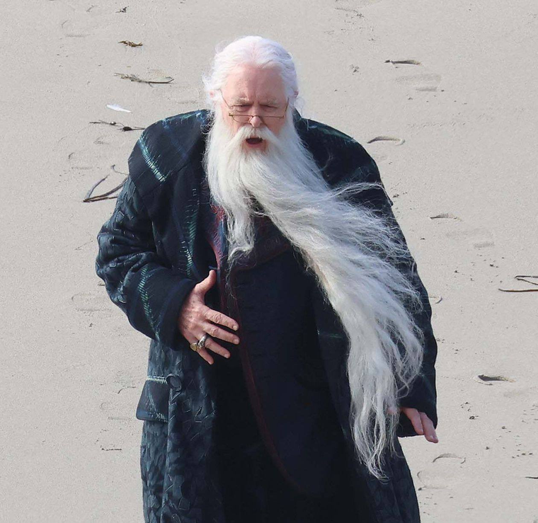 John Lithgow caracterizado como Albus Dumbledore para la nueva serie de Harry Potter. John Lithgow caracterizado como Albus Dumbledore para la nueva serie de Harry Potter. 
