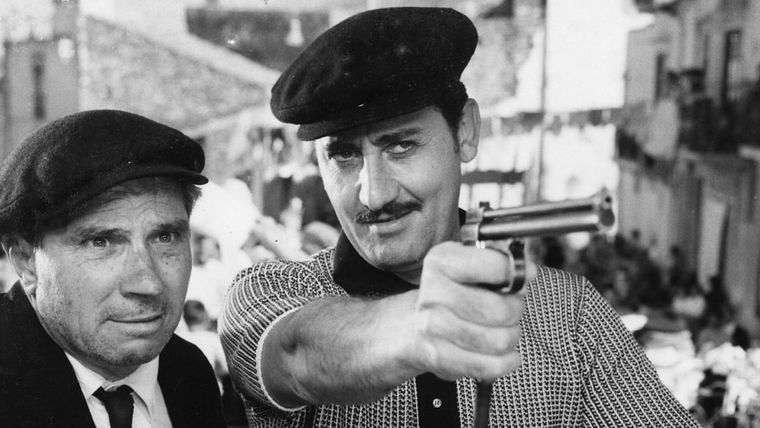 La película es considerada uno de los primeros retratos honestos de la mafia en el cine italiano, antes de El Padrino y antes de cualquier otra cosa. La película es considerada uno de los primeros retratos honestos de la mafia en el cine italiano, antes de El Padrino y antes de cualquier otra cosa.