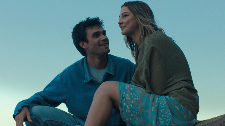 KJ Apa y Madelyn Cline protagonizan El mapa que me lleva a ti. KJ Apa y Madelyn Cline protagonizan El mapa que me lleva a ti. 