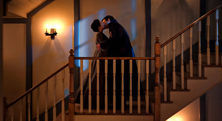 La atracción entre Benedict y Sophie se vuelve un incendio imposible de sofocar entre las sombras. La atracción entre Benedict y Sophie se vuelve un incendio imposible de sofocar entre las sombras.