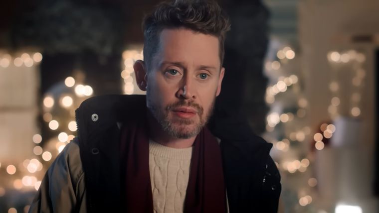 Macaulay Culkin parodiando su papel de Kevin McCallister para un comercial. Macaulay Culkin parodiando su papel de Kevin McCallister para un comercial.