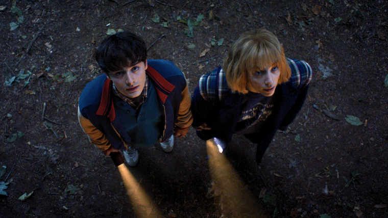 Noah Schnapp y Maya Hawke en la temporada final de Stranger Things. Noah Schnapp y Maya Hawke en la temporada final de Stranger Things. 