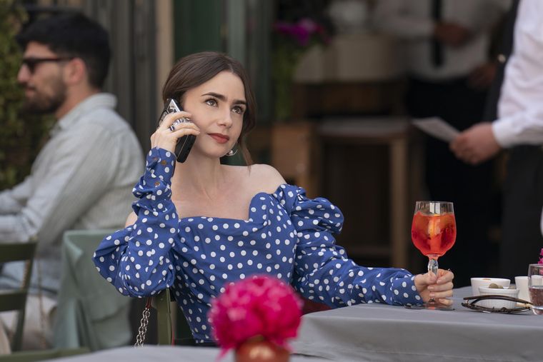 Lily Collins en la próxima aventura de Emily Cooper, la cuarta temporada de Emily En París. Lily Collins en la próxima aventura de Emily Cooper, la cuarta temporada de Emily En París.