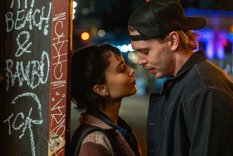 Austin Butler y Zoe Kravitz calientan la pantalla en Caught Stealing. Austin Butler y Zoe Kravitz calientan la pantalla en Caught Stealing.