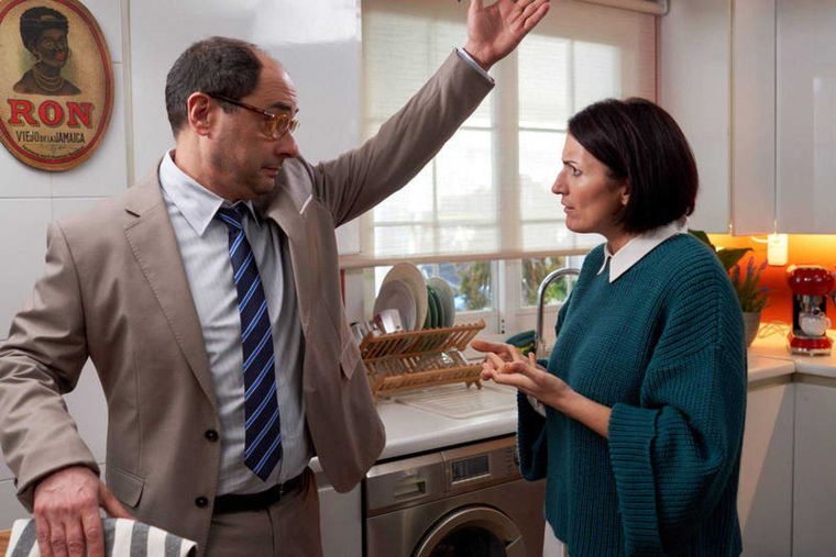 Bajo el mismo techo cuenta la historia de una pareja que se divorcia pero tienen que seguir viviendo juntos