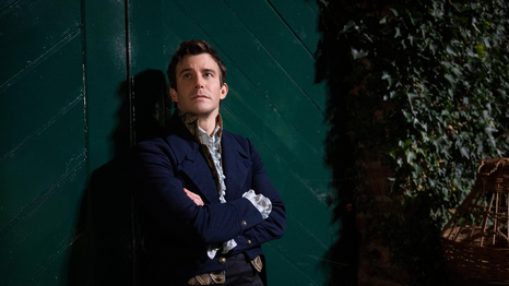 Luke Thompson regresa como Benedict Bridgerton.&nbsp;