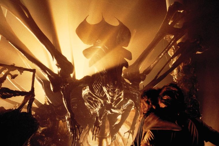 La Alien Queen frente a Ripley Newt en Aliens de James Cameron