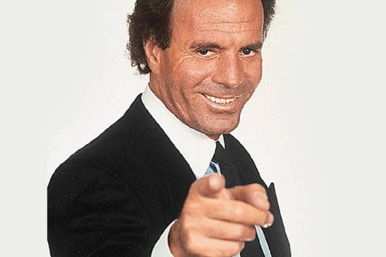 Julio Iglesias protagoniza los memes más divertidos.