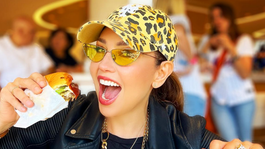 La singular Thalía cautiva a sus millones de seguidores en Instagram con sus divertidas fotos y videos.